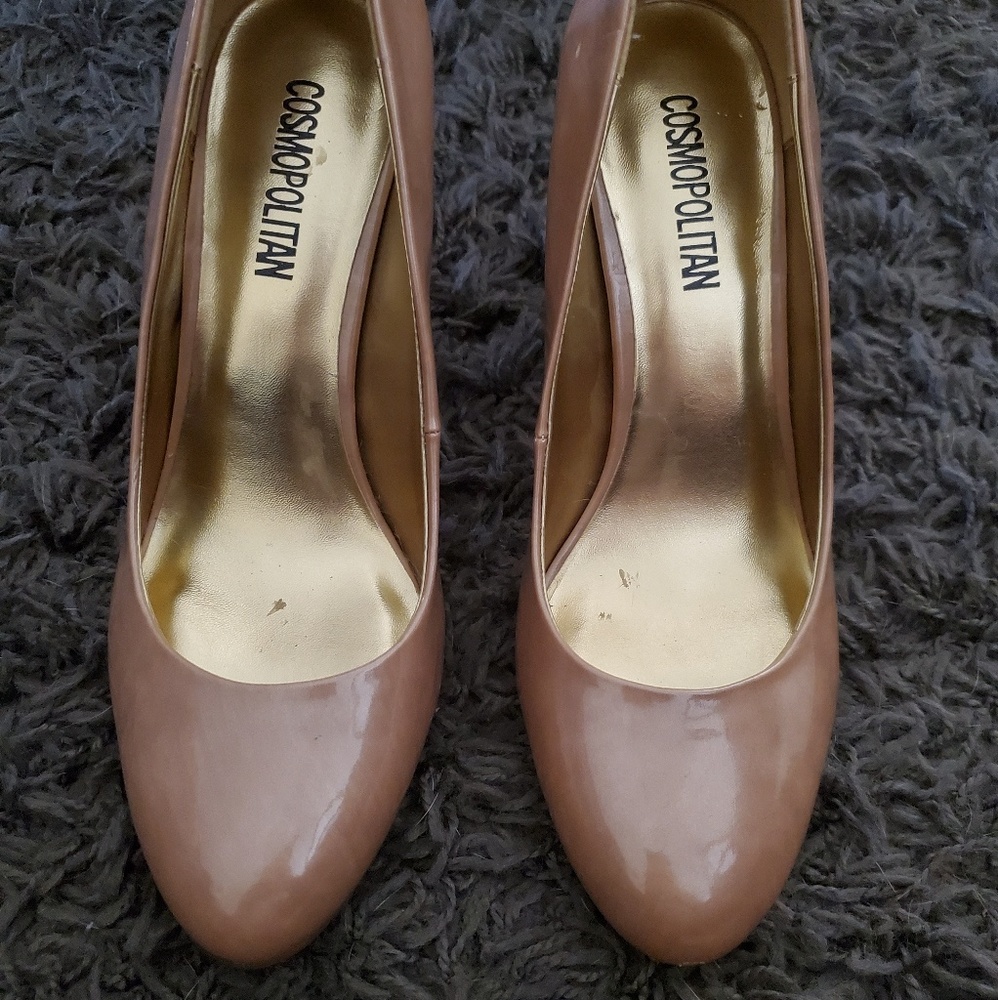 Cosmopolitan peachy nude pumps.